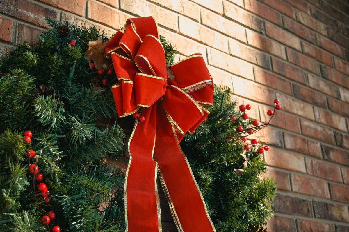 comment accrocher une couronne de noël sans faire de trou
