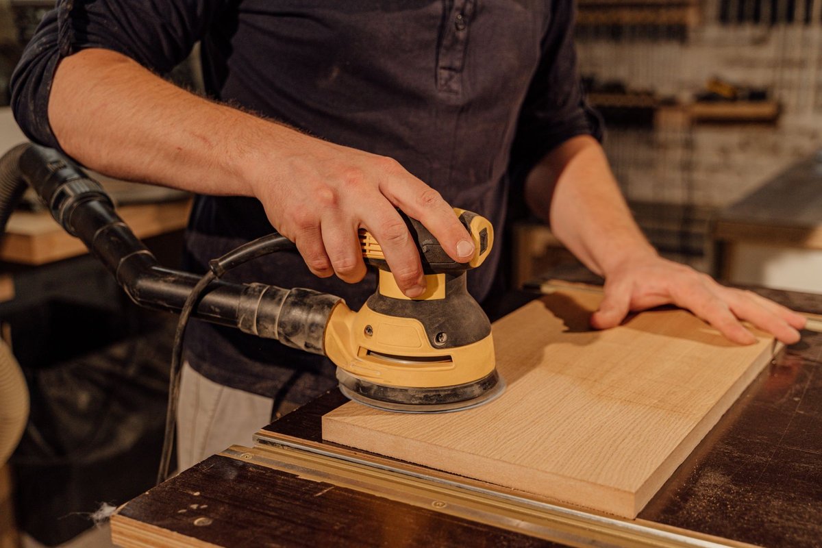 poncer un meuble en bois