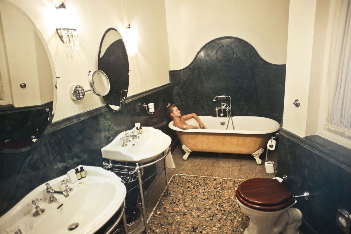 salle de bain travertin et bois
